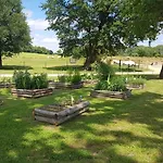 Domaine Melusine - A 2km Du Puy Dufou France !
