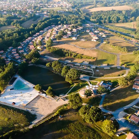 ホリデーパーク Domaine Melusine - A 2km Du Puy Dufou France !
