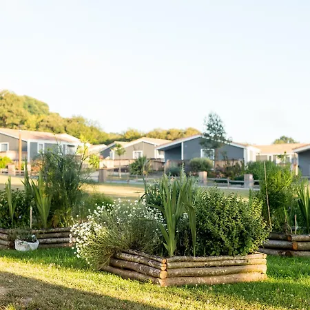 ホリデーパーク Domaine Melusine - A 2km Du Puy Dufou France ! Les Épesses
