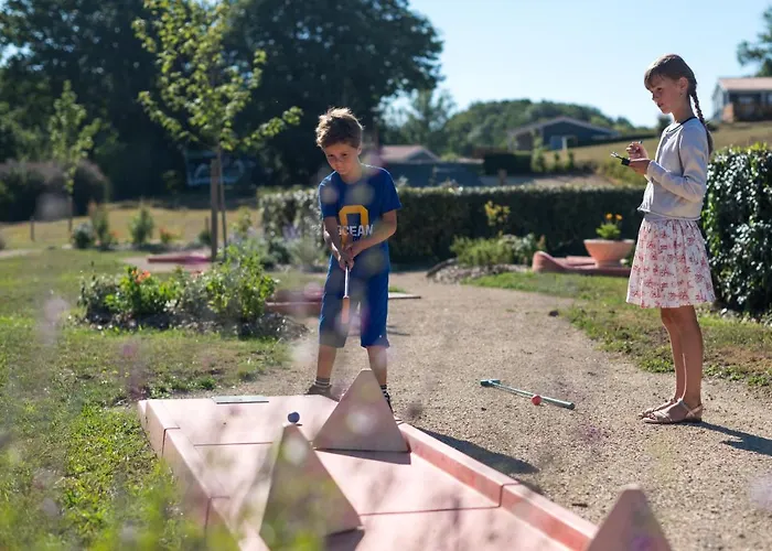 ホリデーパーク Domaine Melusine - A 2km Du Puy Dufou France ! 4*