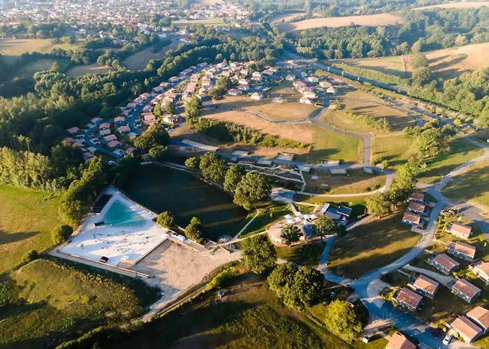 ホリデーパーク Domaine Melusine - A 2km Du Puy Dufou France !