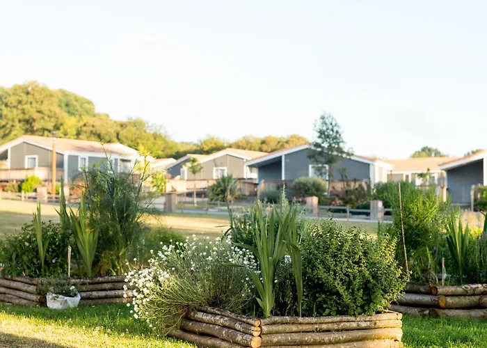 ホリデーパーク Domaine Melusine - A 2km Du Puy Dufou France ! Les Épesses