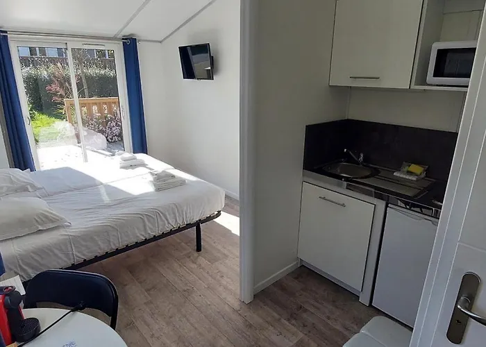 ホリデーパーク Domaine Melusine - A 2km Du Puy Dufou France !